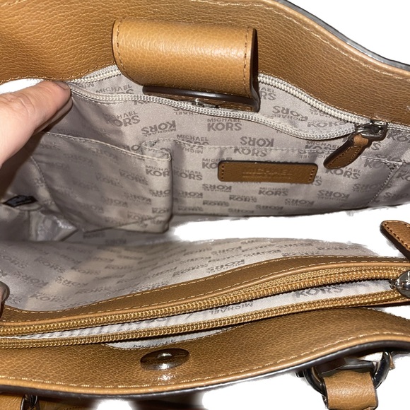 Micheal Kors tan bag - Picture 3 of 4